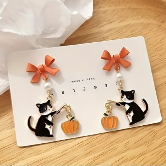 Fall Kitty Cat Earrings - Picture 1 of 5